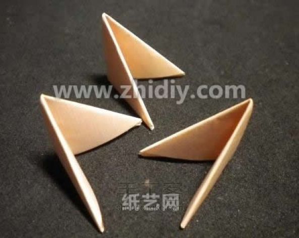 折纸三角插蝎子手工制作教程 第3步