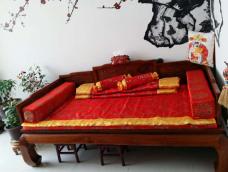 做完罗汉床被褥，只剩一小条红色锦缎，一分为二吧，配上黄色的满地龙，做两个中式圆枕~
