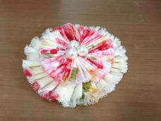 用花布条或者纯色布条也可以做出花朵装饰家居，做法很简单哦。