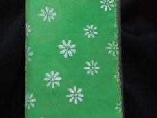 很简单的一款手机套制作。实在是太爱绿色和这白色的花花了，所以动手给手机做了一件秋衣，哈哈！