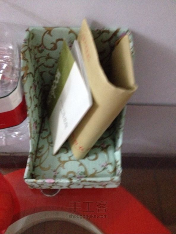 纸盒剪成两个小书立 第5步