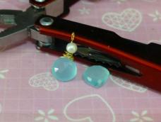 据说是印度的海蓝玉髓，看在颜色漂亮的份上就不细究了，搭配珍珠，超美！我好爱珍珠o(≧o≦)o