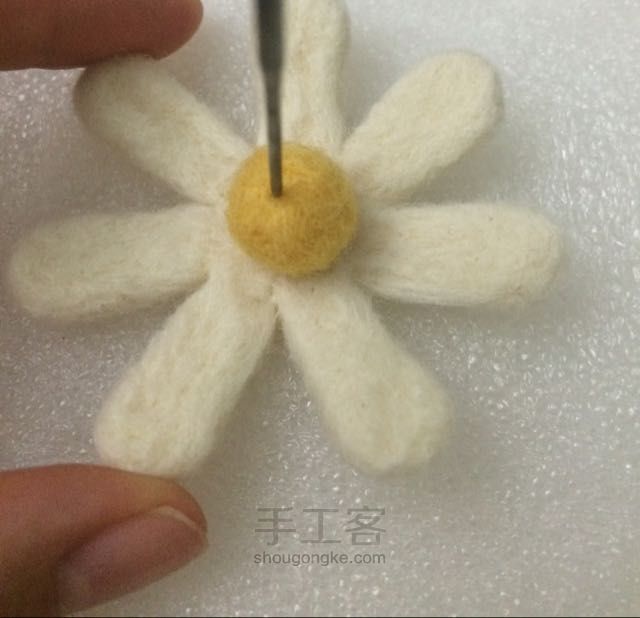 DIY手工羊毛毡—小清新雏菊胸针🌼 第7步