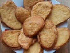 准备的材料：白馒头，鸡蛋，盐，油