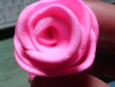 很简单的做法，正确使用超轻粘土就可以做出美丽的玫瑰花