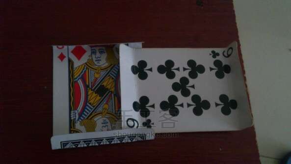 用扑克牌做收纳盒。 第4步