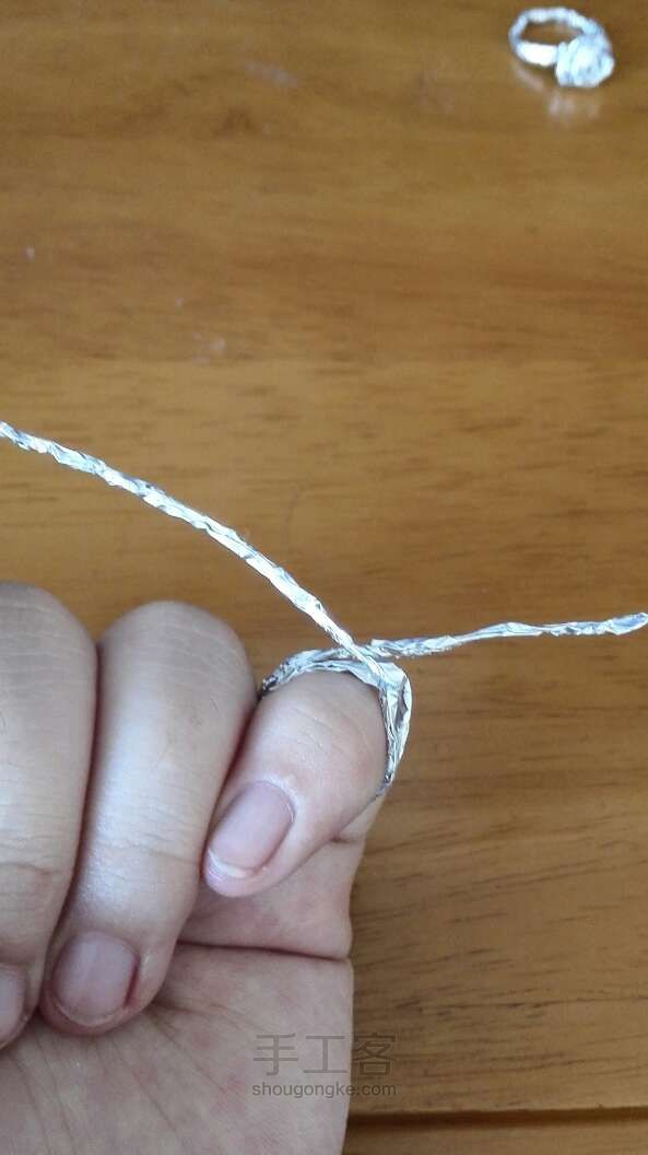 用铝箔做的简单戒指💍 第6步