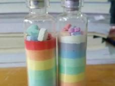 过程很简单，只要准备各种颜色的粉笔各一支，一根棉签，一个小玻璃瓶。