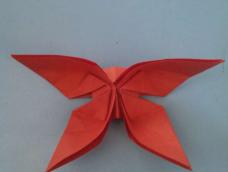 一个漂亮的简易蝴蝶。挂在床头。是不是很美呢？   很简单的。只要用心就会折出很飘亮的蝴蝶哦！
