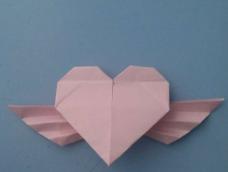 昨天的蝴蝶是否折出来了呢？没有折出来不要紧。今天就再叫你们一个特别简单的名为《天使之心》的折纸作品。
