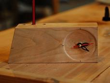 为自己的孩子制作一个简约款的多功能座钟。
只需要小小的一个创意就能把一块木头变成这样一个座钟  
还可以让自己的孩子在上面作画哦 
制作木器的喜悦不单单是自己的 还可以分享给最亲近的人！