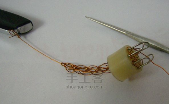 [教你用工具]自制编织器编织金属丝手镯 第8步