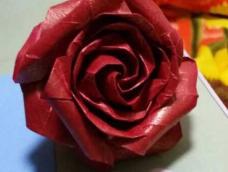 这种玫瑰是众多纸艺玫瑰中最为复杂但是最逼真的一种，出自白云手艺坊博主，网上已经有很详细的教程，我也属于新手，发这个教程是为了和更多手工爱好者参与讨论，希望从不同角度学习到精髓