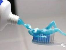 立刻检查一下你家里的牙膏管底部，如果是黑色请你立刻更换牙膏，下次，买牙膏一定要仔细看清楚颜色，而不是盲目相信所谓品牌。
