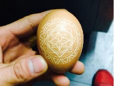 用刻刀，在鸡蛋上面刮出轮廓，然后慢慢加深。