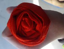 家里有没有以前小学废旧不用的红领巾？变成玫瑰🌹装饰吧。原创不容易～～