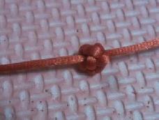 这是单线编织的纽扣结，