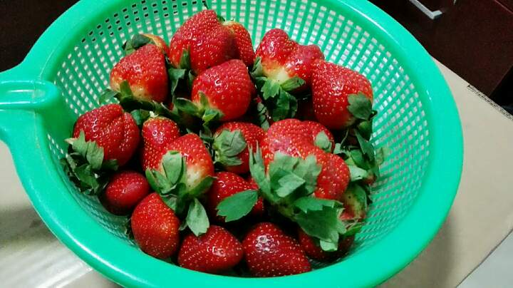 美丽的糖水草莓制作教程 第2步