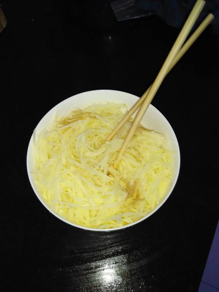 超好吃的土豆丝饼制作教程 第4步