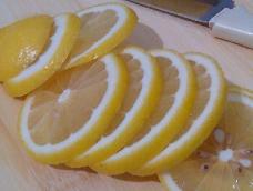 蜂蜜柠檬水可以美白，排毒，养颜，通便，好处太多了，用蜂蜜腌制的柠檬冲水喝，味道极好！！