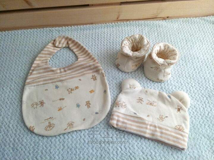 给朋友宝宝准备的小礼物 布艺口水巾制作教程 第1步