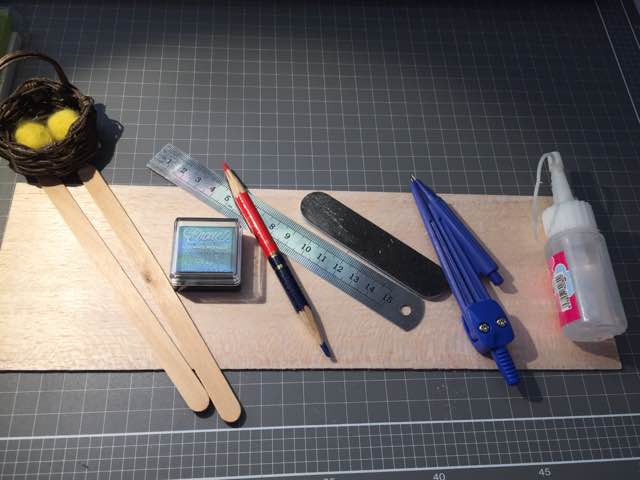 如何用冰棍棒和薄木板做桌面置物小木架 第1步