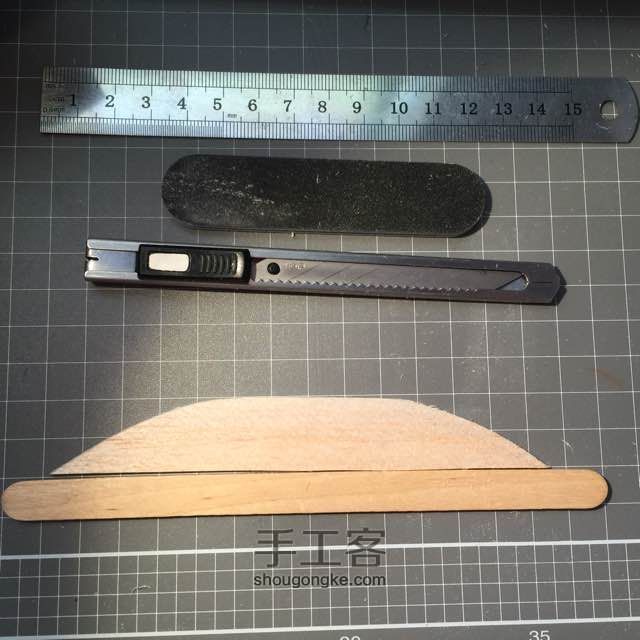 如何用冰棍棒和薄木板做桌面置物小木架 第6步