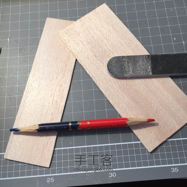 如何用冰棍棒和薄木板做桌面置物小木架 第2步