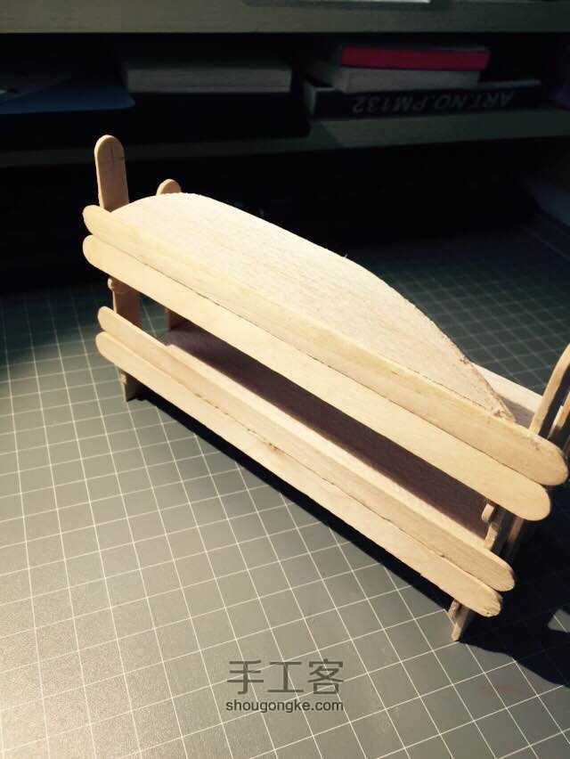 如何用冰棍棒和薄木板做桌面置物小木架 第9步