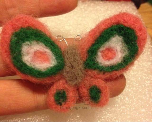 可爱的羊毛毡蝴蝶发夹。 第10步
