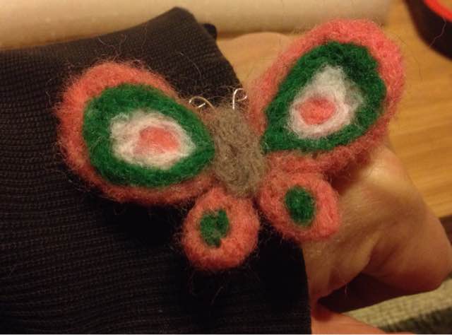 可爱的羊毛毡蝴蝶发夹。 第11步