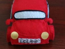答应送给小伙伴家可爱大儿的新年礼物，小宝宝喜欢红色，喜欢小汽车，所以就给他做了红色的小汽车，车牌是宝宝的名字和生日，希望宝宝会喜欢。