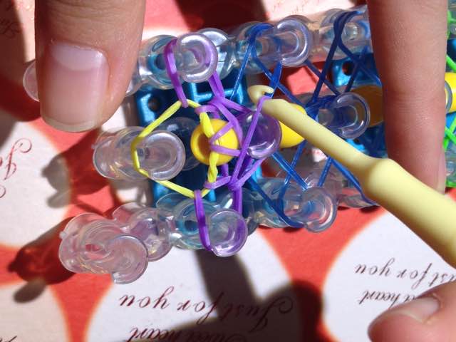 DIY橡筋编织教程—串珠手链 第18步