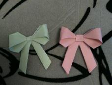 这款蝴蝶结折纸很简单的，看图很详细，你一定能学会的😊用带小碎花的纸折出来会更漂亮哦