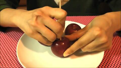 【美食4】制作超简单糖苹果 第5步