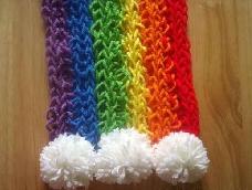教大家如何利用手指快速的编织出一款美丽的彩虹围巾