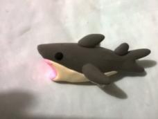 儿子喜欢的大鲨鱼玩偶，晚上睡觉都要抱着，轻粘土制作了一个，效果不错