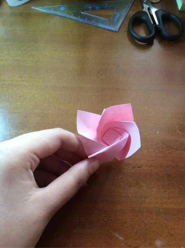 惊艳的简易玫瑰折纸教程 第13步