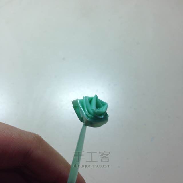 用吸管编织玫瑰花 第22步