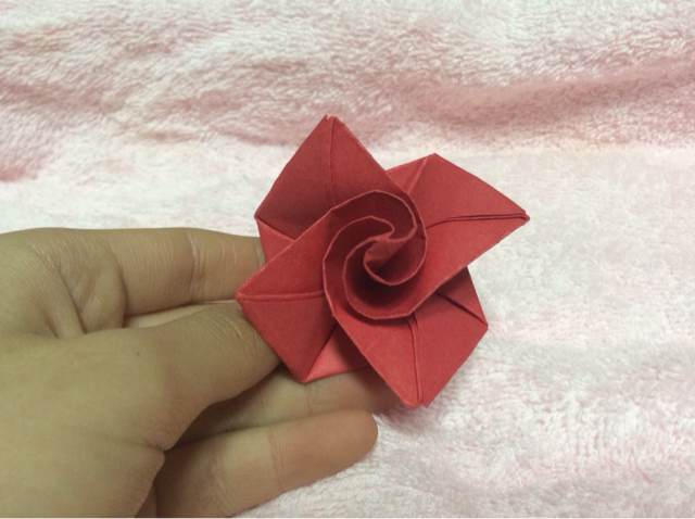 折纸教程—简单易学的钻石玫瑰花折法 第28步