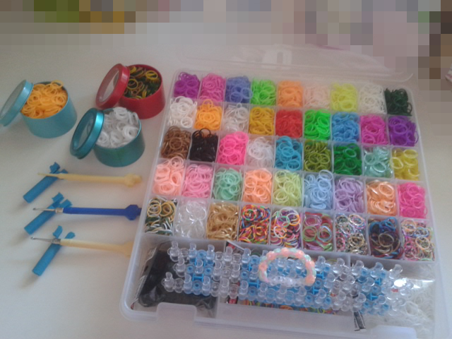 橡皮糖手链制作教程------rainbow loom 第2步