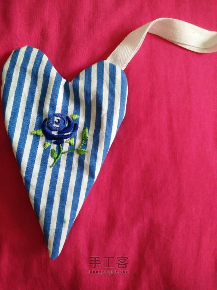 心形挂式香囊——蓝玫瑰刺绣 第5步