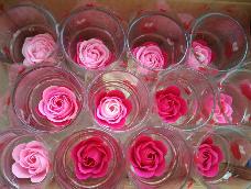 今年情人节收到香皂玫瑰花，好漂亮，舍不得用呢，想再创新让它在春节大放光彩，送小朋友，女孩子会很受欢迎的！