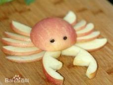 一只可爱的小螃蟹

一个苹果，可以吃，但是不能装饰，然而只需要简简单单切几刀，给水果变化一个造型，就可以用来哄小朋友吃水果应果还蛮行的。

（这是我在网上才到的，希望大家喜欢）
