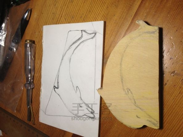 刚出锅小叶黄杨木海豚梳子 制作教程 第3步