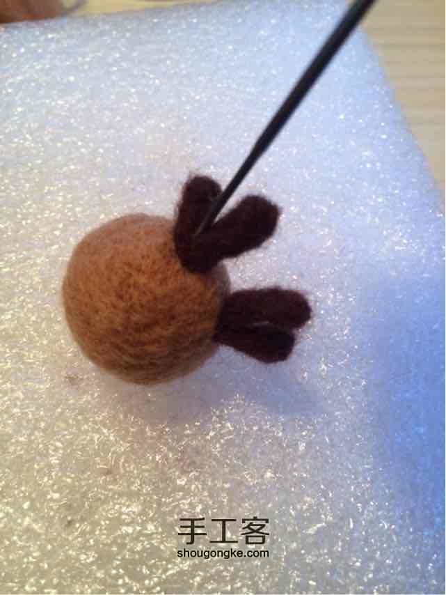 羊毛毡红鼻子鲁道夫圣诞驯鹿挂件制作教程 第7步