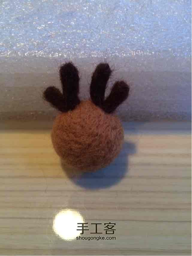 羊毛毡红鼻子鲁道夫圣诞驯鹿挂件制作教程 第8步