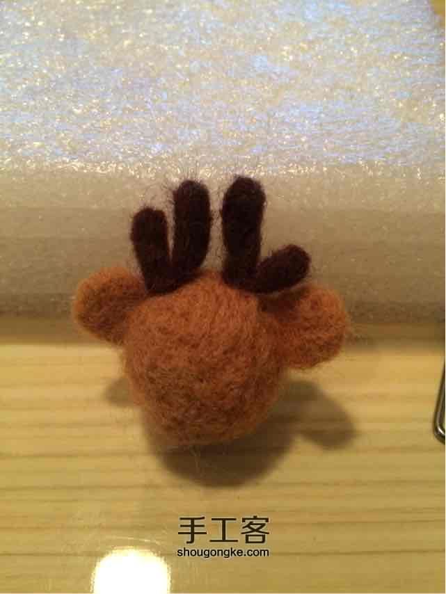 羊毛毡红鼻子鲁道夫圣诞驯鹿挂件制作教程 第10步