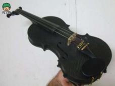 碳纤维小提琴，这主意简直酷毙了！Instructables用户AussieCFviolin自己动手，从无到有用碳纤维布和环氧树脂制作了一把极具现代感的小提琴。