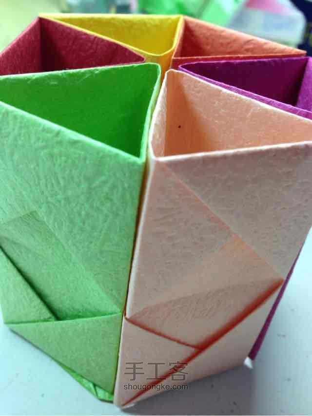 六边形彩色纸叠笔筒制作教程 第25步